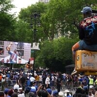 Des fans assistent au défilé célébrant le titre de champion NBA des Knicks de New York, le jeudi 18 juin 2026 à New York. (Crédit : AP/Ryan Murphy)
