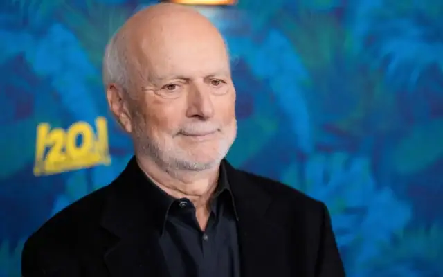Le réalisateur James Burrows pose le 25 mars 2025 au siège de la Directors Guild of America à Los Angeles. (Crédit : AP/Chris Pizzello, archives)