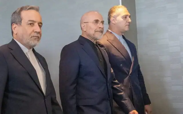 Le ministre iranien des Affaires étrangères, Abbas Araghchi (à gauche), et le président du Parlement islamique d’Iran, Mohammed Bagher Ghalibaf (2e à partir de la gauche), en compagnie de la délégation iranienne lors du sommet du lac des Quatre-Cantons à l’hôtel Buergenstock à Obbuergen, près de Lucerne, en Suisse, le 21 juin 2026. (Crédit: Urs Flueeler, photo de pool via AP)