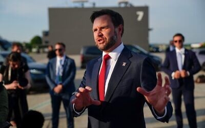 Le vice-président américain JD Vance s'adresse aux journalistes avant de monter à bord d'Air Force Two à la base aérienne militaire d'Emmen, à Emmen, en Suisse, le lundi 22 juin 2026, à l'issue des pourparlers de haut niveau entre les États-Unis et l'Iran lors du sommet du lac des Quatre-Cantons. (Crédit : Nathan Howard/Photo Pool via AP)