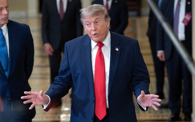 Le président américain Donald Trump se rendant à une réunion avec les républicains du Sénat, au Capitole, à Washington, le 24 juin 2026. (Crédit : Jose Luis Magana/AP)