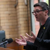 Andy Burnham, député Travailliste britannique, prononce un discours au People's History Museum de Manchester, en Angleterre, le 29 juin 2026. (Crédit: AP/Alastair Grant)
