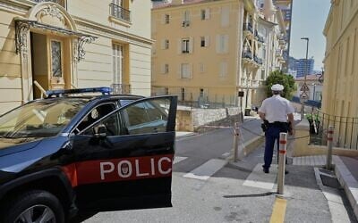 Un policier montant la garde dans une rue de Monaco, le 30 juin 2026, au lendemain d'un attentat à l'engin explosif ayant grièvement blessé trois personnes dans un immeuble. (Crédit : Philippe Magoni/AP) Un policier montant la garde dans une rue de Monaco, le 30 juin 2026, au lendemain d'un attentat à l'engin explosif ayant grièvement blessé trois personnes dans un immeuble. (Crédit : Philippe Magoni/AP)