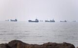 Des navires commerciaux, dans le détroit d’Ormuz, au large de Bandar Abbas, en Iran, le 30 juin 2026. (Crédit : Amirhosein Khorgooi/ISNA via AP)
