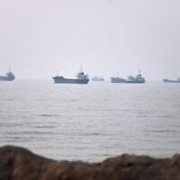 Des navires commerciaux, dans le détroit d’Ormuz, au large de Bandar Abbas, en Iran, le 30 juin 2026. (Crédit : Amirhosein Khorgooi/ISNA via AP)