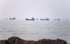 Des navires commerciaux, dans le détroit d’Ormuz, au large de Bandar Abbas, en Iran, le 30 juin 2026. (Crédit : Amirhosein Khorgooi/ISNA via AP)