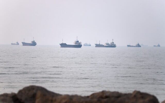 Des navires commerciaux, dans le détroit d’Ormuz, au large de Bandar Abbas, en Iran, le 30 juin 2026. (Crédit : Amirhosein Khorgooi/ISNA via AP)