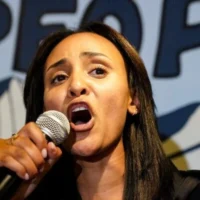 La candidate démocrate au Congrès Melat Kiros prend la parole après avoir remporté l'investiture démocrate lors d'une soirée électorale pour les primaires au Broadway, à Denver, le 30 juin 2026. (Rebecca Slezak/AP)