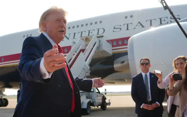 Le président américain Donald Trump s'adresse aux journalistes avant de monter à bord d'Air Force One, mercredi 1er juillet 2026, à la base militaire d'Andrews, dans le Maryland. (Crédit: AP/Julia Demaree Nikhinson)