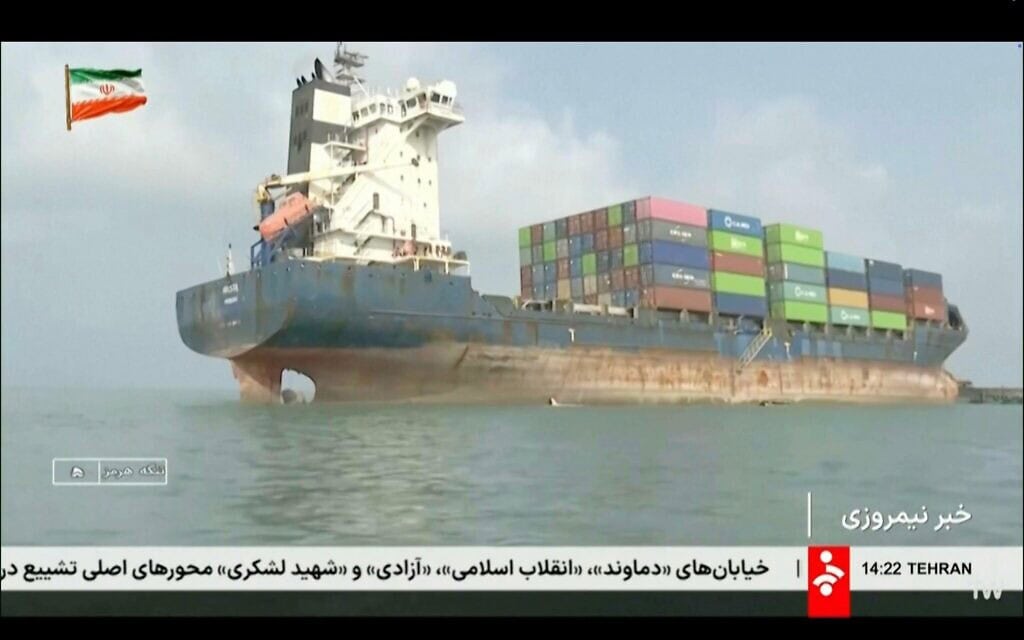 Un navire échoué dans le détroit d'Ormuz, sur une image tirée d'une vidéo diffusée le 1ᵉʳ juillet 2026. (Crédit : Télévision d'État iranienne via AP)