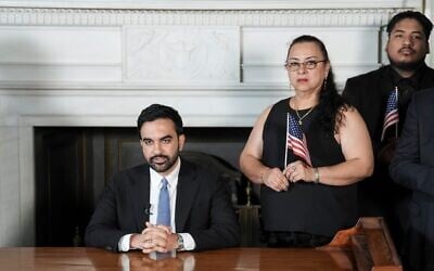 Le maire de New York, Zohran Mamdani, prononçant un discours à l'occasion du 250ᵉ anniversaire des États-Unis à la mairie, à New York, le 3 juillet 2026. (Crédit : Anna Connors/New York Times via AP, Pool)