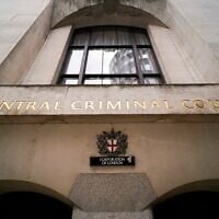 ARCHIVES - Vue générale de l'extérieur du tribunal pénal central, communément appelé Old Bailey, à Londres, le 22 octobre 2021. (Crédit : AP/Alberto Pezzali, Archives)