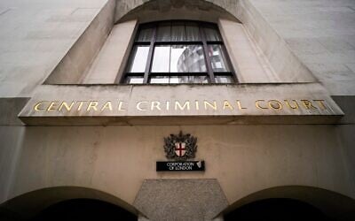 ARCHIVES - Vue générale de l'extérieur du tribunal pénal central, communément appelé Old Bailey, à Londres, le 22 octobre 2021. (Crédit : AP/Alberto Pezzali, Archives)