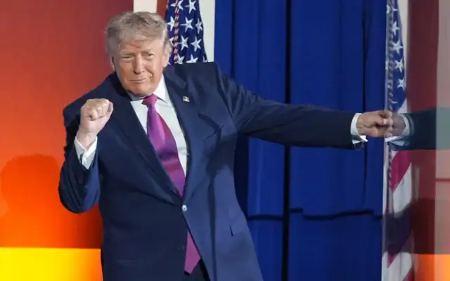 Le président américain Donald Trump fait un geste après avoir pris la parole au Mémorial national du Mont Rushmore, le 3 juillet 2026, près de Keystone, dans le Dakota du Sud. (Crédit: Photo AP/Alex Brandon)