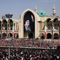 Des foules se sont rassemblées pour assister au début des cérémonies funéraires, qui dureront plusieurs jours, organisées en l'honneur du défunt guide suprême iranien, l'ayatollah Ali Khamenei, à la Grande Mosquée Imam Khomeini (Mosalla) de Téhéran, en Iran, le 4 juillet 2026. (Crédit : AP Photo/Altaf Qadri)