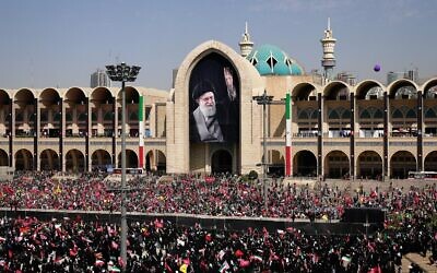 Des foules se sont rassemblées pour assister au début des cérémonies funéraires, qui dureront plusieurs jours, organisées en l'honneur du défunt guide suprême iranien, l'ayatollah Ali Khamenei, à la Grande Mosquée Imam Khomeini (Mosalla) de Téhéran, en Iran, le 4 juillet 2026. (Crédit : AP Photo/Altaf Qadri) Des foules se sont rassemblées pour assister au début des cérémonies funéraires, qui dureront plusieurs jours, organisées en l'honneur du défunt guide suprême iranien, l'ayatollah Ali Khamenei, à la Grande Mosquée Imam Khomeini (Mosalla) de Téhéran, en Iran, le 4 juillet 2026. (Crédit : AP Photo/Altaf Qadri)