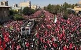 Un camion transportant les cercueils de l'ayatollah Ali Khamenei, défunt Guide suprême iranien, et de membres de sa famille se fraye un chemin parmi la foule en deuil lors du cortège funèbre à Téhéran, en Iran, ce lundi 6 juillet 2026. (Crédit : AP Photo/Vahid Salemi)