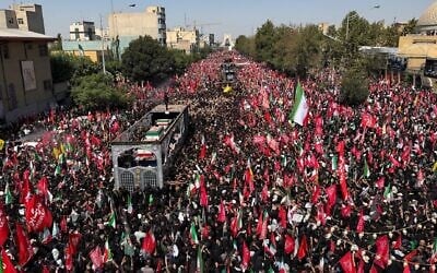 Un camion transportant les cercueils de l'ayatollah Ali Khamenei, défunt Guide suprême iranien, et de membres de sa famille se fraye un chemin parmi la foule en deuil lors du cortège funèbre à Téhéran, en Iran, ce lundi 6 juillet 2026. (Crédit : AP Photo/Vahid Salemi)