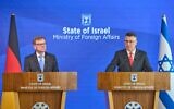 Le ministre des Affaires étrangères Gideon Saar, à droite, s'exprime lors d'une conférence de presse conjointe avec son homologue allemand Johann Wadephul à Jérusalem, mardi 7 juillet 2026. (Crédit : AP Photo/Ohad Zwigenberg)