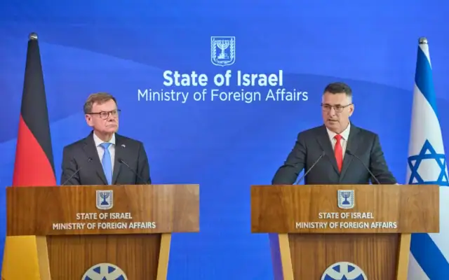 Le ministre des Affaires étrangères Gideon Sa’ar, à droite, s’exprime lors d’une conférence de presse conjointe avec son homologue allemand Johann Wadephul à Jérusalem, le 7 juillet 2026. (Crédit: AP/Ohad Zwigenberg)