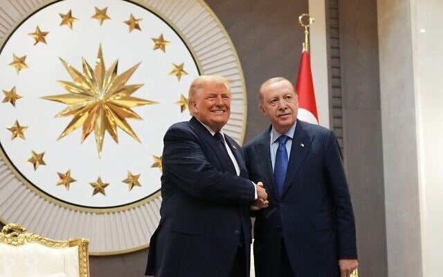 Le président américain Donald Trump (à gauche) serrant la main de son homologue turc, Recep Tayyip Erdoğan, à son arrivée au sommet de l’OTAN, à Ankara, en Turquie, le 7 juillet 2026. (Crédit : Alex Brandon/AP)