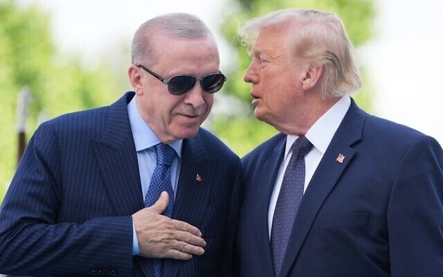 Le président américain Donald Trump (à droite) s’entretenant avec son homologue turc, Recep Tayyip Erdoğan, au palais présidentiel de Bestepe, lors d’une cérémonie officielle d’accueil du sommet de l’OTAN, à Ankara, en Turquie, le 7 juillet 2026. (Crédit : Alex Brandon/AP)