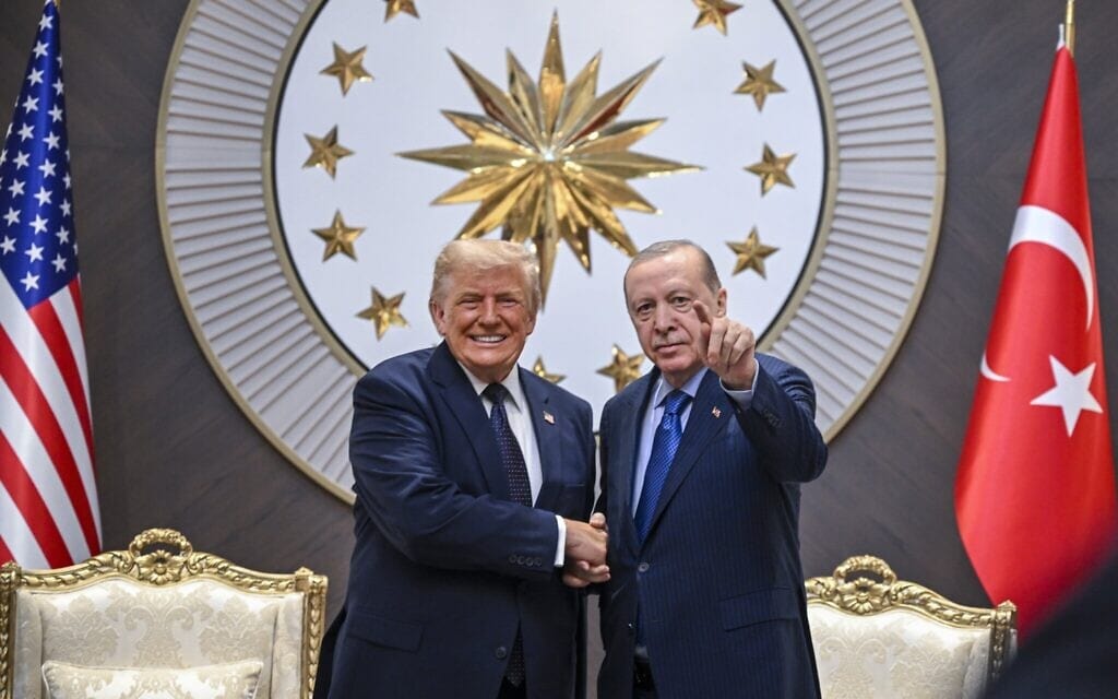 Le président américain Donald Trump (à gauche) serre la main du président turc Recep Tayyip Erdogan à son arrivée au sommet de l’OTAN, à Ankara, le 7 juillet 2026. (Crédit : Doğukan Keskinkılıç/AP)