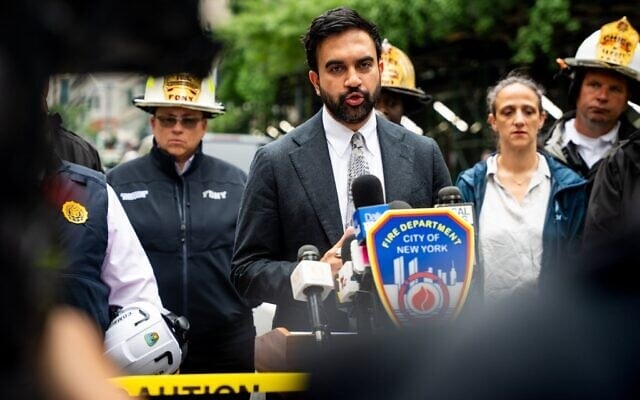 Le maire de New York, Zohran Mamdani, s'exprime au sujet de l'immeuble menaçant de s'effondrer, situé au 235 East 42nd Street, et des bâtiments voisins, qui ont été évacués, le 7 juillet 2026, à New York. (Crédit : AP Photo/Angelina Katsanis) Le maire de New York, Zohran Mamdani, s'exprime au sujet de l'immeuble menaçant de s'effondrer, situé au 235 East 42nd Street, et des bâtiments voisins, qui ont été évacués, le 7 juillet 2026, à New York. (Crédit : AP Photo/Angelina Katsanis)