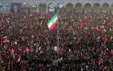 Des personnes endeuillées assistent aux prières funéraires organisées dans le cadre des journées de cérémonies en l'honneur du défunt guide suprême iranien, l'ayatollah Ali Khamenei, à Qom, en Iran, le 7 juillet 2026. (Services du guide suprême iranien via AP)