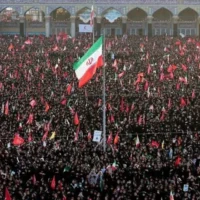 Des personnes endeuillées assistent aux prières funéraires organisées dans le cadre des journées de cérémonies en l'honneur du défunt guide suprême iranien, l'ayatollah Ali Khamenei, à Qom, en Iran, le 7 juillet 2026. (Services du guide suprême iranien via AP)