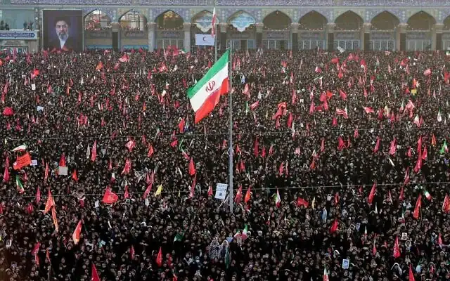 Des personnes endeuillées assistent aux prières funéraires organisées dans le cadre des journées de cérémonies en l'honneur du défunt guide suprême iranien, l'ayatollah Ali Khamenei, à Qom, en Iran, le 7 juillet 2026. (Services du guide suprême iranien via AP) Des personnes endeuillées assistent aux prières funéraires organisées dans le cadre des journées de cérémonies en l'honneur du défunt guide suprême iranien, l'ayatollah Ali Khamenei, à Qom, en Iran, le 7 juillet 2026. (Services du guide suprême iranien via AP)
