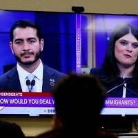Les candidats démocrates du Michigan au Sénat américain, Abdul El-Sayed, à gauche, et la députée Haley Stevens, apparaissent à la télévision à l'occasion d'un débat organisé dans la salle de presse des studios de WoodTV, le 7 juillet 2026, à Grand Rapids, dans le Michigan. (Crédit : AP Photo/Kristen Norman)
