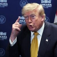 Le président américain Donald Trump s’exprimant lors d’une rencontre avec le secrétaire général de l’OTAN, Mark Rutte, lors du sommet de l’OTAN, à Ankara, en Turquie, le 8 juillet 2026. (Crédit : Filip Singer, photo de pool via AP)