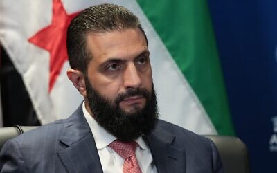 Le président syrien Ahmad al-Sharaa rencontrant le son homologue américain, Donald Trump (hors champ), en marge du sommet de l’OTAN, à Ankara, en Turquie, le 8 juillet 2026. (Crédit : Alex Brandon/AP)