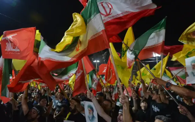 Photo d'illustration : Des partisans du Hezbollah brandissent des drapeaux du Hezbollah et de l’Iran lors d’un rassemblement dans la banlieue sud de Beyrouth, au Liban, le 8 juillet 2026. (Crédit: AP/Mustafa Jamalddine)