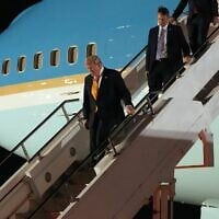 Illustration : Le président américain Donald Trump changeant d’avion à la base aérienne américaine de la RAF Mildenhall, dans le Suffolk, en Angleterre, alors qu’il rentre à Washington après le sommet de l’OTAN, à Ankara, en Turquie, le 8 juillet 2026. (Crédit : Alex Brandon/AP)