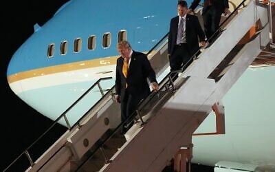 Illustration : Le président américain Donald Trump changeant d’avion à la base aérienne américaine de la RAF Mildenhall, dans le Suffolk, en Angleterre, alors qu’il rentre à Washington après le sommet de l’OTAN, à Ankara, en Turquie, le 8 juillet 2026. (Crédit : Alex Brandon/AP)