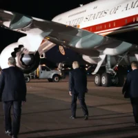 Le président américain Donald Trump, au centre, change d’avion à la base aérienne américaine de la RAF Mildenhall, dans le Suffolk, en Angleterre, alors qu’il rentre à Washington après le sommet de l’OTAN à Ankara, en Turquie, le 8 juillet 2026. (Crédit: AP/Alex Brandon)