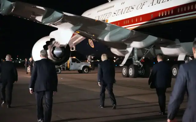 Le président américain Donald Trump, au centre, change d’avion à la base aérienne américaine de la RAF Mildenhall, dans le Suffolk, en Angleterre, alors qu’il rentre à Washington après le sommet de l’OTAN à Ankara, en Turquie, le 8 juillet 2026. (Crédit: AP/Alex Brandon)