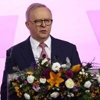 Le Premier ministre australien, Anthony Albanese, s'exprimant lors de la réception d'affaires organisée dans le cadre de la feuille de route économique Australie-Inde, à Melbourne, en Australie, le 9 juillet 2026. (Crédit : Hamish Blair/AP)