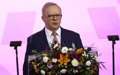 Le Premier ministre australien, Anthony Albanese, s'exprimant lors de la réception d'affaires organisée dans le cadre de la feuille de route économique Australie-Inde, à Melbourne, en Australie, le 9 juillet 2026. (Crédit : Hamish Blair/AP)