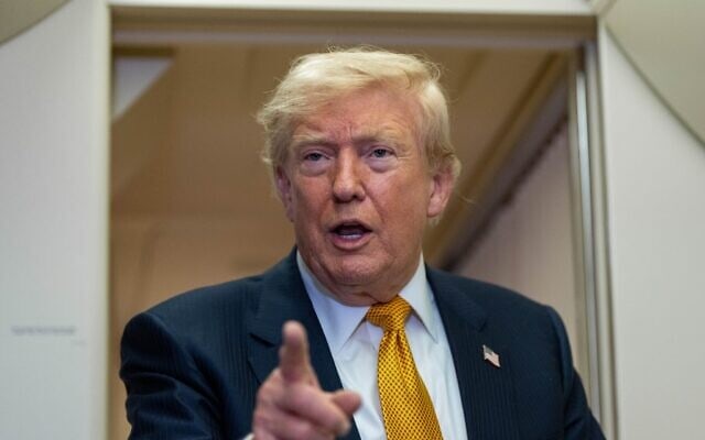 Le président américain Donald Trump s’adressant aux journalistes à bord de l’Air Force One après avoir atterri à la base aérienne américaine de la RAF Mildenhall, dans le Suffolk, en Angleterre, le 8 juillet 2026. (Crédit : Alex Brandon/AP)