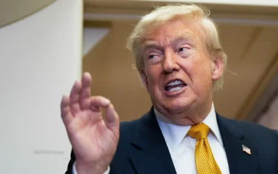 Le président américain Donald Trump s’entretient avec des journalistes à bord d’Air Force One après avoir atterri à la base aérienne américaine de la RAF Mildenhall, dans le Suffolk, dans l’est de l’Angleterre, le 8 juillet 2026. (Crédit: AP/Alex Brandon)