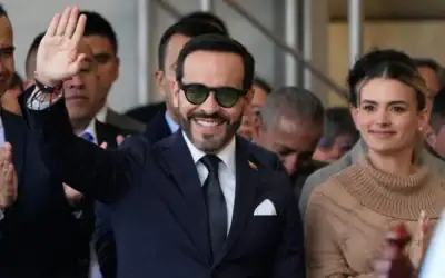 Le président élu de Colombie, Abelardo de la Espriella (à gauche), salue ses partisans aux côtés de son épouse Ana Lucia Pineda lors d'une messe en l'honneur de Notre-Dame du Rosaire de Chiquinquira, à Chiquinquira, en Colombie, le 9 juillet 2026. / Photo AP/Fernando Vergara)