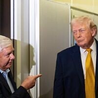 Le sénateur Lindsey Graham (à gauche) faisant un geste tandis que le président américain Donald Trump s’adresse aux journalistes à bord de l’Air Force One, alors qu’ils rentraient à la base interarmées d’Andrews, dans le Maryland, le 4 janvier 2026. (Crédit : Alex Brandon/AP)