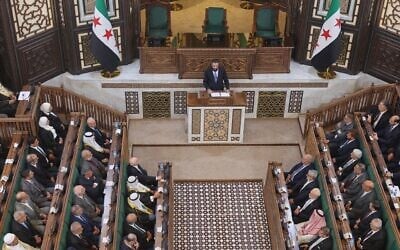 Le président syrien Ahmad al-Sharaa prenant la parole lors de la séance inaugurale de la nouvelle Assemblée du peuple syrienne, la première depuis la chute du gouvernement du président Bashar al-Assad, à Damas, en Syrie, le 12 juillet 2026. (Crédit : Ghaith Alsayed/AP) Le président syrien Ahmad al-Sharaa prenant la parole lors de la séance inaugurale de la nouvelle Assemblée du peuple syrienne, la première depuis la chute du gouvernement du président Bashar al-Assad, à Damas, en Syrie, le 12 juillet 2026. (Crédit : Ghaith Alsayed/AP)