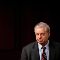 Le sénateur Lindsey Graham revenant dans la salle où se tenait l’audition de confirmation de la candidate à la Cour suprême Amy Coney Barrett, devant la commission judiciaire du Sénat, au Capitole, à Washington, le 13 octobre 2020. (Crédit : Erin Schaff/The New York Times via AP, Pool, Archive)