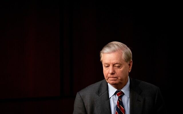 Le sénateur Lindsey Graham revenant dans la salle où se tenait l’audition de confirmation de la candidate à la Cour suprême Amy Coney Barrett, devant la commission judiciaire du Sénat, au Capitole, à Washington, le 13 octobre 2020. (Crédit : Erin Schaff/The New York Times via AP, Pool, Archive)