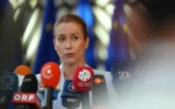 La chef de la diplomatie européenne, Kaja Kallas, s'adresse aux médias à son arrivée à Bruxelles pour une réunion des ministres des Affaires étrangères de l'UE, le 13 juillet 2026. (AP/Marius Burgelman)