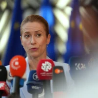 La chef de la diplomatie européenne, Kaja Kallas, s'adresse aux médias à son arrivée à Bruxelles pour une réunion des ministres des Affaires étrangères de l'UE, le 13 juillet 2026. (AP/Marius Burgelman)